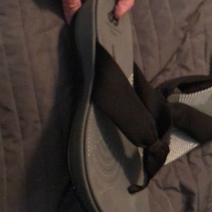 Lds black cushioned flip flops